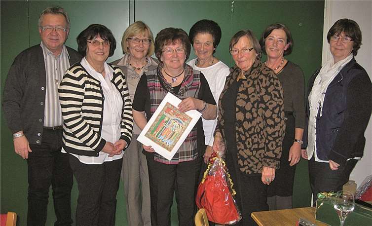 Der ehemaligen Vorsitzenden Elfi Siebenbach (4.von links) wurde vom neuen Vorstand eine Dankesurkunde des kfd-Diözesanverbandes Trier überreicht. privat