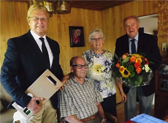 Der ehrenamtliche Beigeordnete des Landkreises Mayen-Koblenz, Rolf Schäfer (li.) und der Erste Beigeordnete der Stadt Bendorf, Bernhard Wiemer gratulierten dem Jubelpaar. Stadt Bendorf