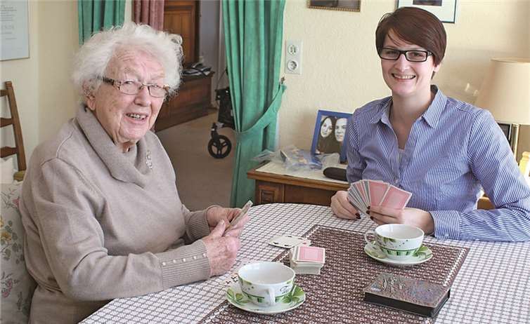Der ehrenamtliche Besuchs- und Begleitdienst: Irmgard Wolter und Karina Rüst genießen die gemeinsamen Stunden.privat