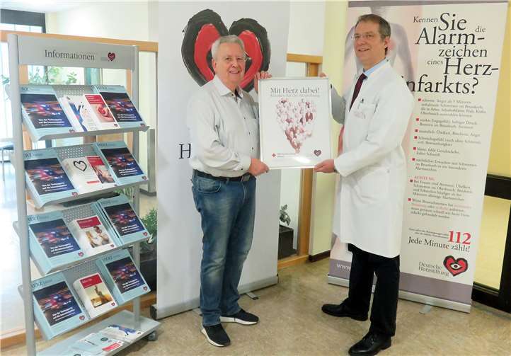 Der ehrenamtliche Regionalbeauftragte der DHS Rainer Walterscheid mit Marc Weyer, Chefarzt der Inneren Medizin, bei der Urkundenübergabe.Foto: privat
