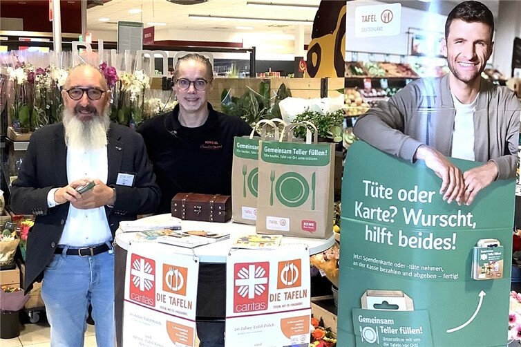 Der ehrenamtliche Tafelfahrer Dietmar Barth (l.) und der Marktleiter Herr Roeder (r.) bedanken sich herzlich bei allen Spenderinnen und Spendern.Foto: Karin Barth