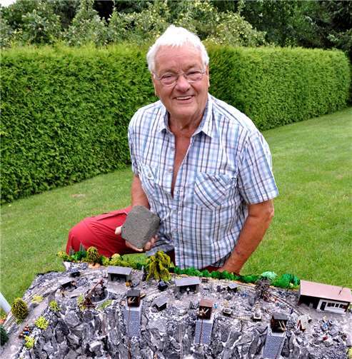 Der eifrige Modellbauer Rolf Walter. Fotos: Bernd Schmitz