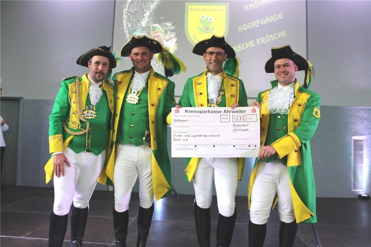 Der eigens aufgelegte Tollitäten-Wein „Nierendorfer Dreigestirn“ brachte einen Erlös von 5.000 Euro, die Prinz Christoph I. (2.v.r.), Bauer Peter I. (2.v.l.), Jungfrau Marcela I. (links) und Adjutant Maik Hintze (rechts) kürzlich an den Kinder- und Jugendhospizverein Bonn e.V. übergaben. Foto: DU