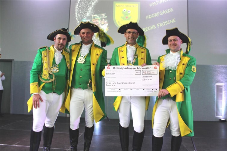 Der eigens aufgelegte Tollitäten-Wein „Nierendorfer Dreigestirn“ brachte einen Erlös von 5.000 Euro, die Prinz Christoph I. (2.v.r.), Bauer Peter I. (2.v.l.), Jungfrau Marcela I. (links) und Adjutant Maik Hintze (rechts) kürzlich an den Kinder- und Jugendhospizverein Bonn e.V. übergaben. Foto: DU