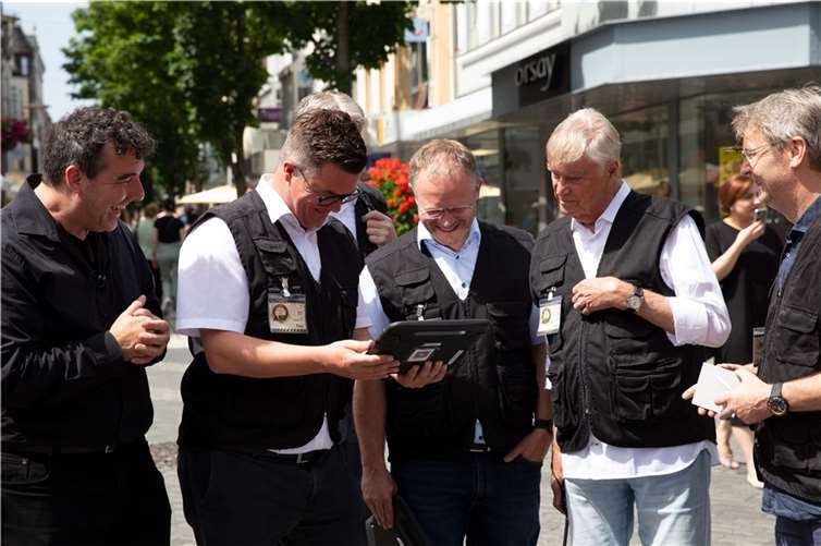 Der eigensinnige Max stellt die Teilnehmer vor einige Herausforderungen, wie Jan Einig, Peter Jung und Ralf Seemann von der Stadt Neuwied sowie Schauspieler Jochen Busse und der designierte Intendant des Neuwieder Schlosstheaters René Heinersdorff bei einer gekürzten Kostprobe von „Catch Max“ selbst feststellen durften. Foto: privat
