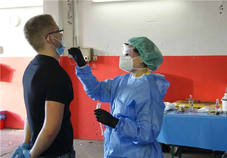 Der eigentliche Test erfolgt als Abstrich im Nasenraum des Probanden.