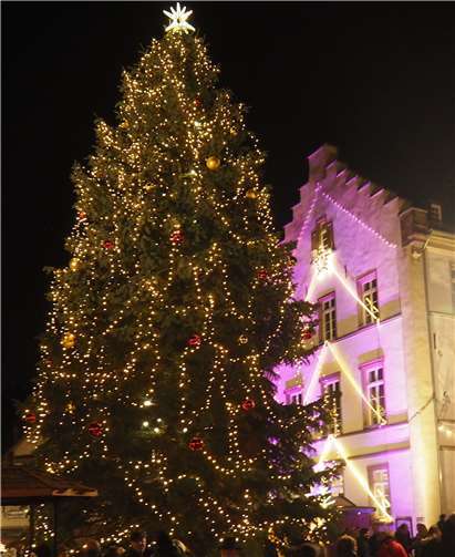 Der eindrucksvolle Weihnachtsbaum auf dem Bendorfer Kirchplatz wird im Rahmen des Wochenmarktes erleuchtet. Stadt Bendorf