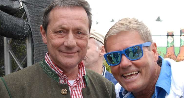 Der eine braucht die öffentliche Aufmerksamkeit wie die Luft zum atmen,der andere steht nicht so gerne im Rampenlicht: Am Wahlsonntag, wenige Stunden vor Ende der Landratswahl, traf Achim Schwickert (li.)beim Hüter-Happy-Family-Day auf den Entertainer Dieter Bohlen. Fotos: KER