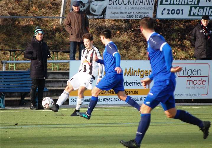 Der eine geht, der andere bleibt: Der scheidende Trainer Cornel Hirt (ganz links) beobachtet das Mendiger Urgestein Milan Rawert.