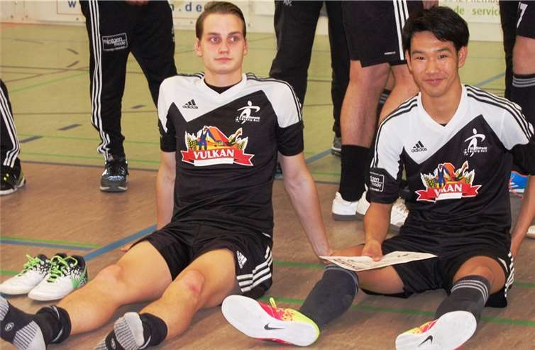 Der eine kommt aus Asien, den anderen zieht es dorthin: Während der Japaner Takeru Iino (re.) bei der SG Eintracht Mendig/Bell fast schon zum Inventar gehört, sieht Felix Velbinger seine berufliche Zukunft in Asien. Symbolisch hat er seine Schuhe schon einmal ausgezogen.