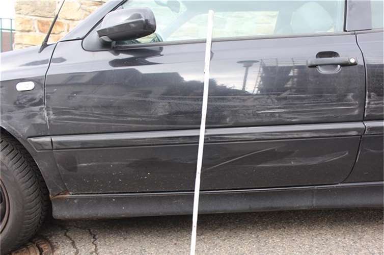 Der eingeparkte VW Golf-Cabriolet wurde an der Seite erheblich beschädigt.