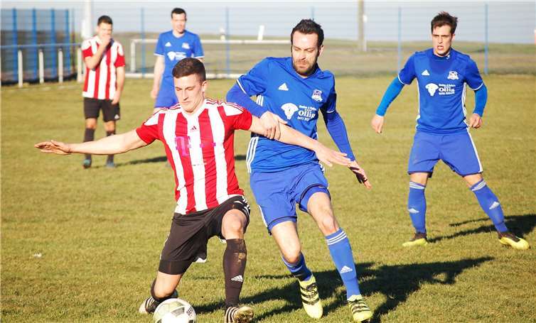 Der eingewechselte Braunshorner Tim Hollerbuhl (links) versucht, den Ball vor dem ebenfalls eingewechselten Marvin Rech abzuschirmen. Ganz rechts sieht Rechs Mannschaftskollege Niclas Lohn zu.Fotos: SK