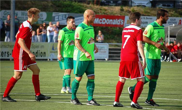 Der eingewechselte Norman Olck (Mitte) traf zwar in der 90. Minute den Pfosten, konnte aber keine entscheidenden Akzente mehr setzen.SK