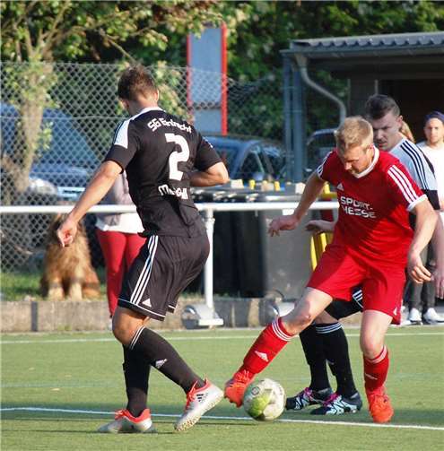 Der eingewechselte Tobias Schuth (am Ball) sorgte in der Mendiger Abwehr (li. Florian Wirths, re. verdeckt Lars Bohm) noch einmal für viel Verwirrung.