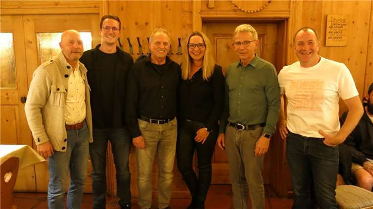 Der einstimmig gewählte, neue Vorstand TC Weibern: v.l. Norbert Bell (2. Vorsitzender), Tobi Nett (Jugendwart), Franz Nett (1. Vorsitzender), Tina Becker (Schriftführerin), Hans Dreis (Sport- & Pressewart) und Armin Bläser (Kassierer). Foto: Hans Dreis