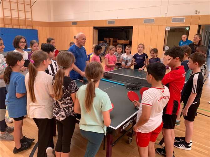 Der einzige rollende Geräteraum Deutschlands kam an die Grundschule Kesselheim und begeisterte die knapp 70 Schüler*innen für den schnellsten Rückschlagsport der Welt. Quelle: Grundschule Kesselheim/VfL Kesselheim