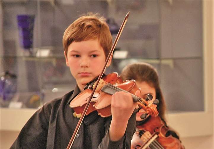 Der elfjährige Dmitri Prushinsky begeisterte als Violinsolist das Publikum am Vorabend des Neuen Jahres.