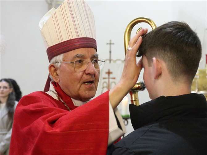 Der emeritierte Weihbischof Franz Josef Gebert hat jungen Menschen in Treis-Karden das Sakrament der Firmung gespendet.  Foto: Julia Fröder/Bistum Trier