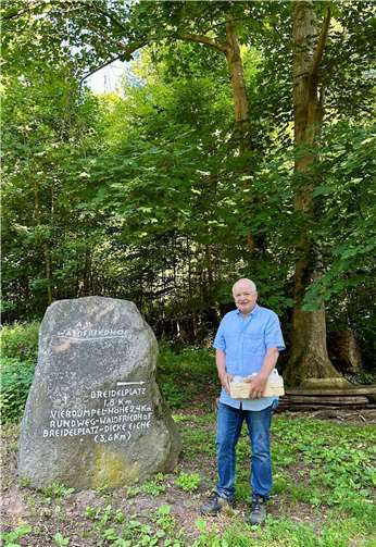 Der engagierte Anwohner Gerd Kauth hat in Eigeninitiative die Beschilderung des beliebten Höhenrundweges rund um den Laacher See erneuert.  Fotos: privat