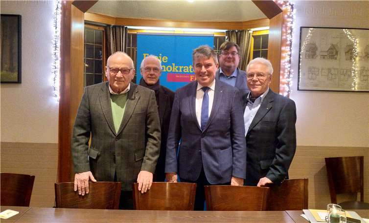 Der engere Vorstand (v.re.n.li.): Schatzmeister Hans-Günther Botzem, zweiter stellvertretender Vorsitzender Detlef Dechant, Vorsitzender Heribert Brauckmann, erster stellvertretender Vorsitzender Dirk Ritter, Sprecher der FDP-Meckenheim Friedemann Weckbach-Mara. Fotos: privat