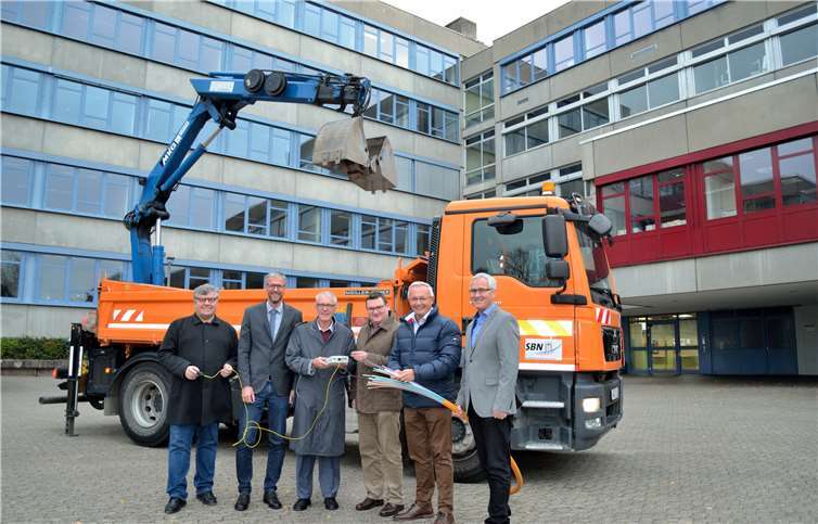 Der enorme Wandel von methodischen und didaktischen Konzepten bei den Bildungseinrichtungen durch die fortschreitendeDigitalisierung verlangt nach schnellem Internet und zuverlässigen Bandbreiten. Nun gab es einen symbolischen Spatenstich als Startschusserster konkreter Maßnahmen an der berufsbildenden Schule Wirtschaft Ludwig-Erhard-Schule (LES) in der Stadt Neuwied. Als Ergebnis einerAusschreibung wird der Kreis Neuwied für den Glasfaserausbau an 73 Schulen zwischen den jeweils siegreichen Bietern aufgeteilt. Im StadtgebietNeuwied werden 29 Schulstandorte durch die Stadtwerke Neuwied (SWN) mit Glasfaseranschlüssen versorgt, für die restlichenim restlichen Kreisgebiet übernimmt dies die Deutsche Telekom. Auf dem Foto (v.r.n.l.) Udo Engel (SWN), Landrat Achim Hallerbach,SWN-Direktor Stefan Herschbach, Alfons Plag (stv. Schulleiter LES), Gido Fischer (Schulleiter LES), 1. Kreisbeigeordneter Michael Mahlert.
