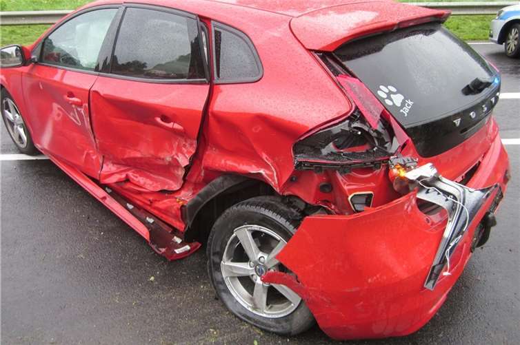 Der entgegenkommende Pkw kam neben der Leitplanke zum Stehen.