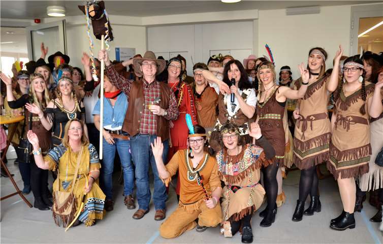 Der entmachtete Mayen-Koblenzer Sheriff Alexander Saftig inmitten der närrischen Cowgirls und Squaws.  Kreisverwaltung Mayen-Koblenz