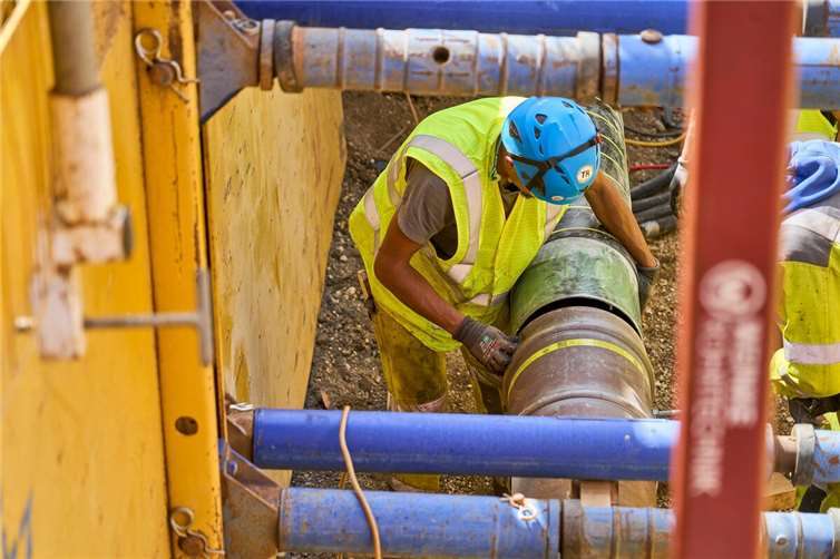 Beschädigte Gashochdruckleitung in Miesenheim erfolgreich repariert Der entscheidende Augenblick: Das neue Stahlrohr wird mit dem alten verbunden. In dieser Zeit strömte das Gas über eine Bypass-Leitung weiter. Fotos: Sascha Ditscher/evm