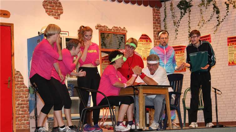 Der entscheidende Augenblick auf der Olympiade, als Knut Knollenknacker das Arm-drücken gegen seine Frau Helga verliert.