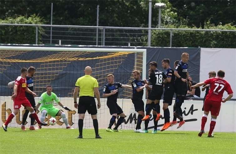 Der entscheidende Moment im Finale. Sascha Engels Freistoß landet zum entscheidenden Treffer im Tor.