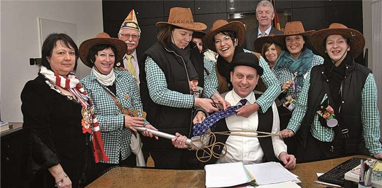 Der erbitterte Kampf um den Rathausschlüssel ging auch dieses Mal verloren..Rü