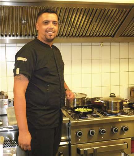 Der erfahrene Chefkoch Mladen Boskovic aus Mostar verzaubert die Gäste mit seinen außergewöhnlichen Kochkünsten.