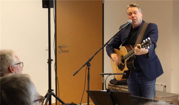 Der erfolgreiche Blues-Rock-Gitarrist Richie Arndt gastierte im Neuwieder Café Auszeit. Fotos: DEB