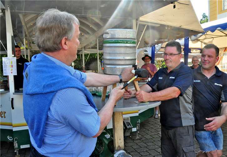 Der erfolgreiche Faßanstich von Bürgermeister Gerd Jung.