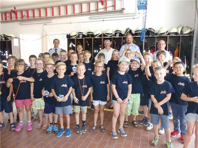 Der erfolgreiche Feuerwehrnachwuchs der VG Kaisersesch freutesich über die Verleihung von 30 Bambini-Flammen. Fotos: -TE-