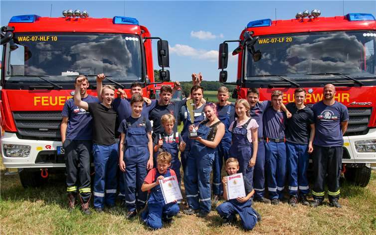 Der erfolgreiche Feuerwehrnachwuchs mit den Auszeichnungen.