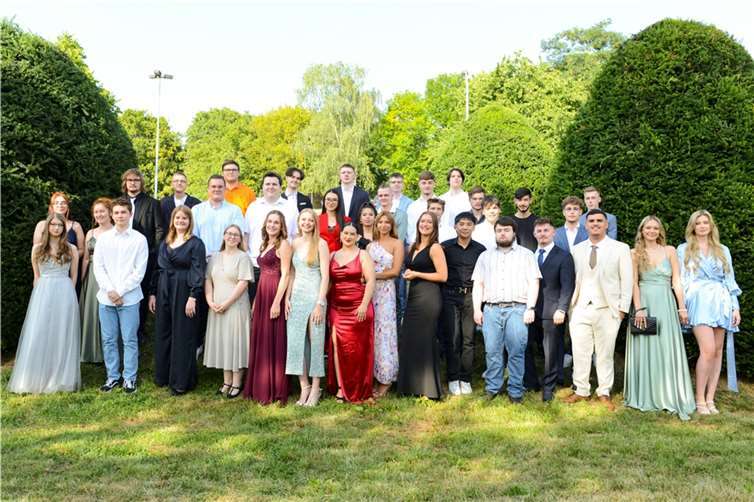 Der erfolgreiche Jahrgang der Dr. Zimmermannschen Wirtschaftsschule feierte den Abschluss. Quelle: Dr. Zimmermannsche Wirtschaftsschule