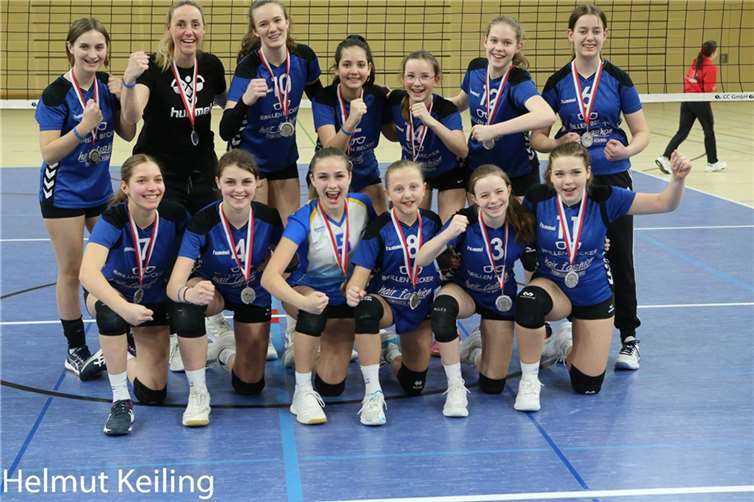 Der erfolgreiche Mendiger Kader, bestehend aus: (oben v. l.): Lea-Sophie Müller, Trainerin Claudia Bach, Lena Schultze, Mila Schäfer, Nina Dabrowski, Marie Jürgens, Mara Mindt. (unten v. l.): Antonia Teuber, Lea Bicvic, Emma Bicvic, Hermine Mollenhauer, Evelin Geldt, Lea Hilt.  Fotos: Helmut Keiling