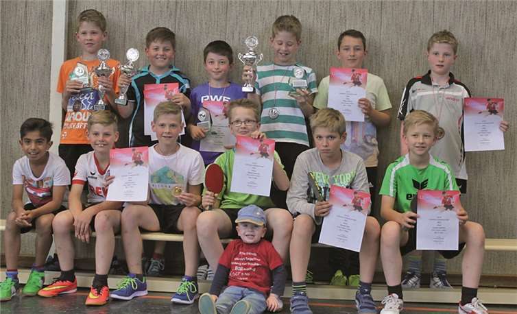 Der erfolgreiche Nachwuchs mit Pokalen und Urkunden. privat