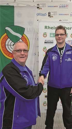 Der erfolgreiche Schütze Nicolas Vogel mit seinem Trainer Günther Sterzer. privat