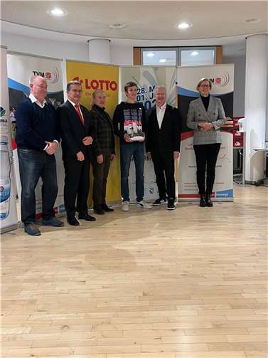 Der erfolgreiche Sportler mit seiner Auszeichnung.  Foto: privat