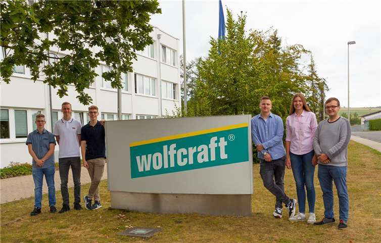 Der erste Arbeitstag der neuen Auszubildenden: Florian Enders (v.li.), Nils Schöning, Lukas Fleischer, Domenic Friedrich, Lena Schüller und Aaron Michels stand ganz im Zeichen des Kennenlernens. Foto: privat