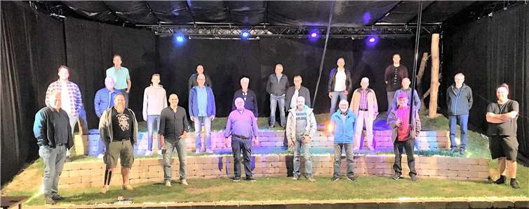 Der erste Auftritt des Chors nach Ausbruch der Pandemie auf der neuen Bühne galt den Jubilaren, denen „mit Abstand“ ein Ständchen gesungen wurde. Fotos: privat