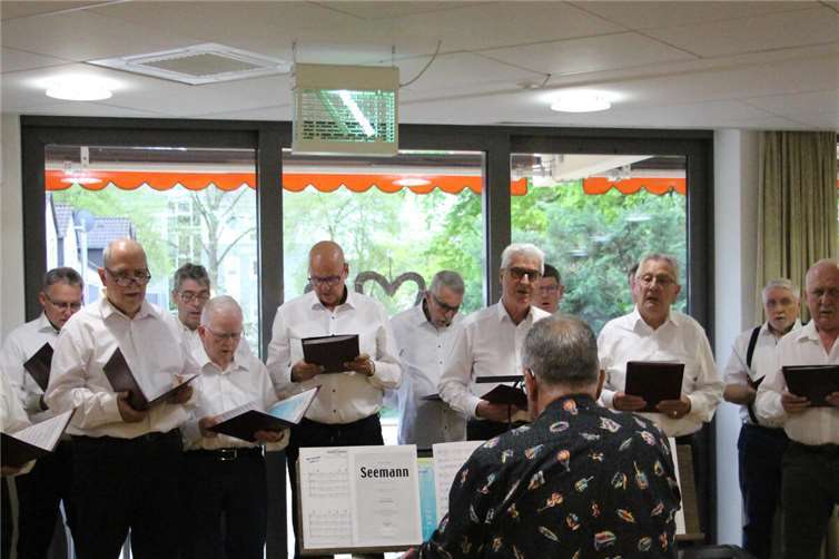 Der erste Auftritt des Männdergesangsverein Germania 1879 e. V. im Marienhaus Seniorenzentrum Josef-Ecker-Stift war ein voller Erfolg.Foto: Leoni Reis