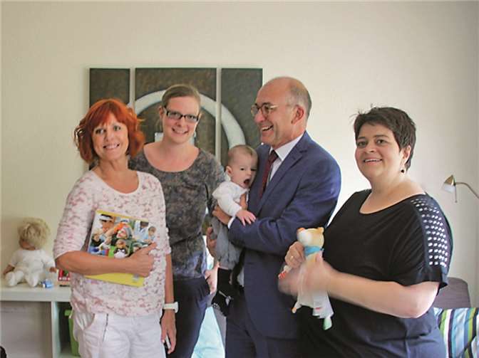 Der erste BabyBesuchsDienst in Meckenheim bei Familie Eschweiler (v.li.): Hebamme Rose Marie Mobers, Andrea Hillebrand vom diakonischen Werk, BM Bert Spilles mit Jonathan und Susanne Eschweiler. Stein