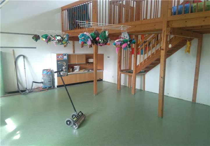Der erste Bauabschnitt zur Erneuerung der Bodenbeläge im Kindergarten wurde in den Sommerferien abgeschlossen. Ein neuer Linoleum-Belag macht die Räumlichkeiten wieder sehr schön. Foto: privat