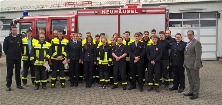Der erste Beigeordnete Andree Stein (rechts) überreichte 26 jungen Männern und Frauen ihre Ernennungsurkunden. privat