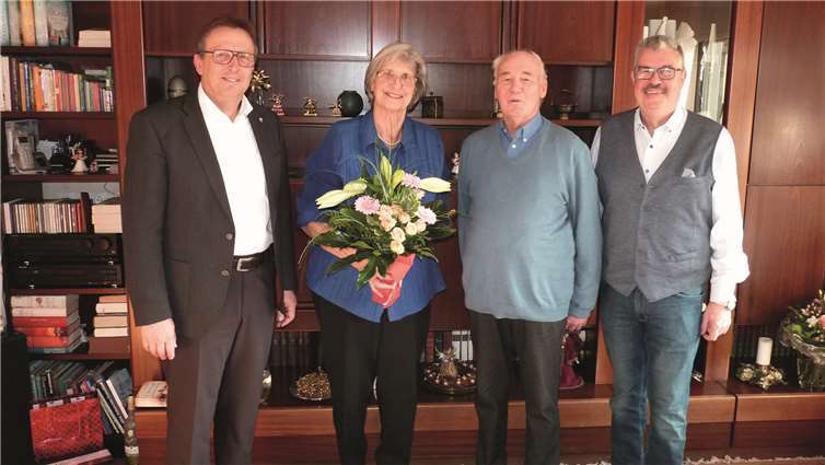 Der erste Beigeordnete Joachim Plitzko, links, und Stadtbürgermeister Hans Peter Ammel, rechts, gratulierten Otto und Helga Schlederer zur Diamantenen Hochzeit.Foto: FRE