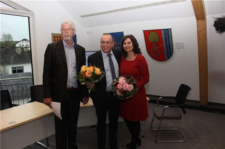Klarer Wahlsieg: Johannes Bell beginnt seine dritte Amtszeit im Brohltal Der erste Beigeordnete der VG Brohltal, Rolf Hans (von links), gratuliert nach der Bekanntgabe des vorläufigen Wahlergebnisses Bürgermeister Johannes Bell und dessen Ehefrau zum Wahlsieg.