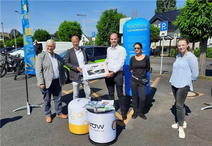Der erste Beigeordnete der VG Dr. Jörg Scheinpflug und Stadtbürgermeister Gerhard Hausen freuten sich über das Starterpaket. Foto: privat